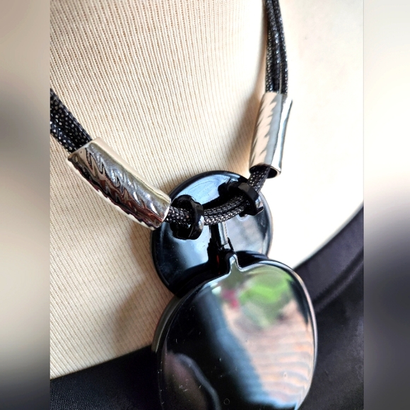 Elegant Pink and Black Pendant Necklace with Earrings Set - Picture 14 of 17